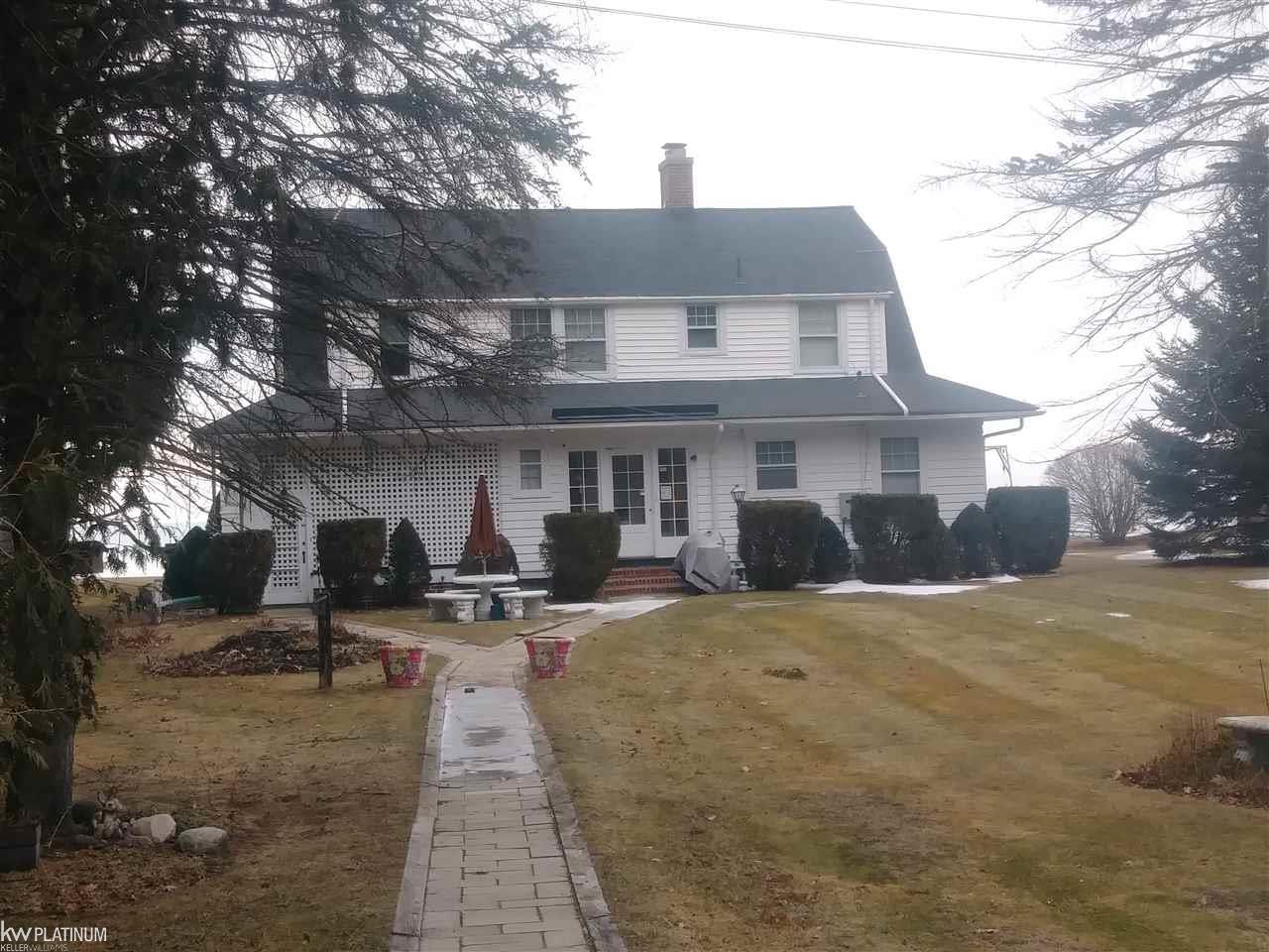 6318 Lakeshore Road Fort Gratiot, MI 48059 - Photo 8 of 46 31370664-7.JPG