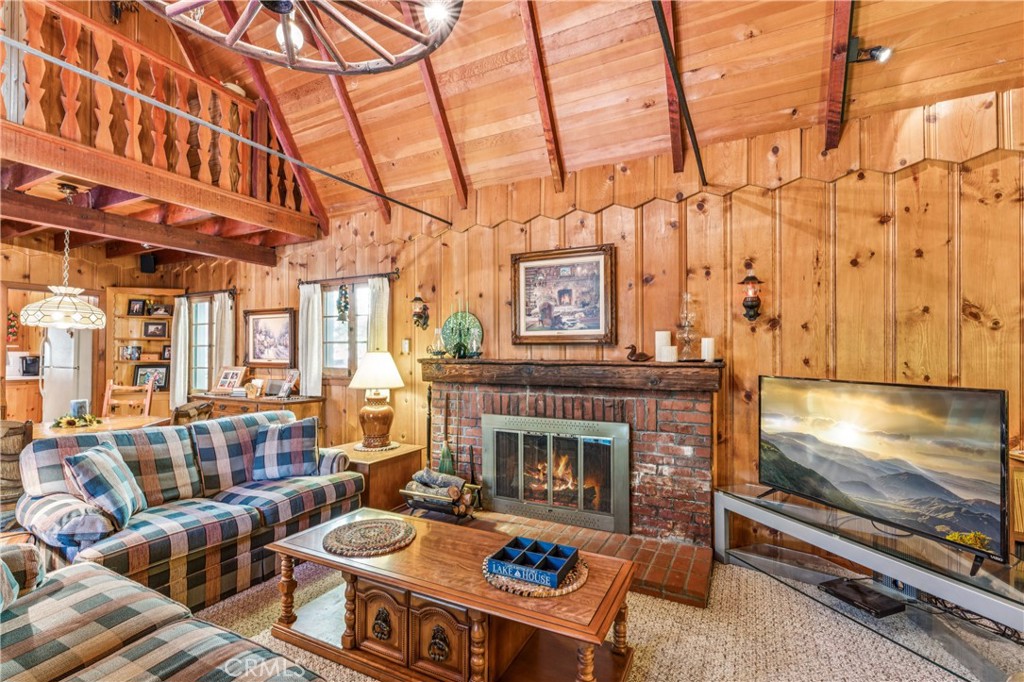 404 Hillside Road Lake Arrowhead, CA 92352 - Photo 4 of 30