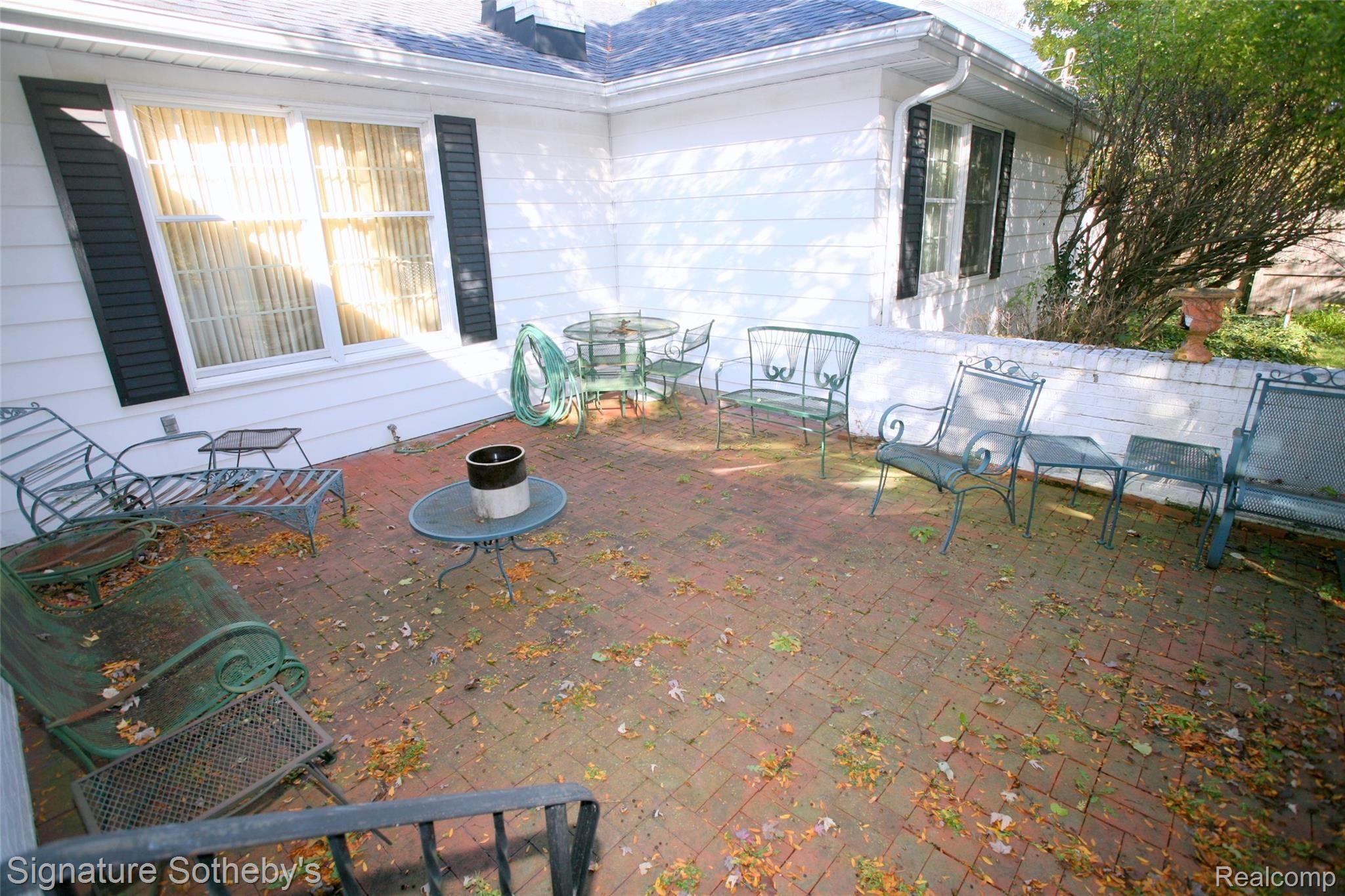 5458 Provincial Road Grand Blanc, MI 48439 - Photo 34 of 37 Enclosed Patio
