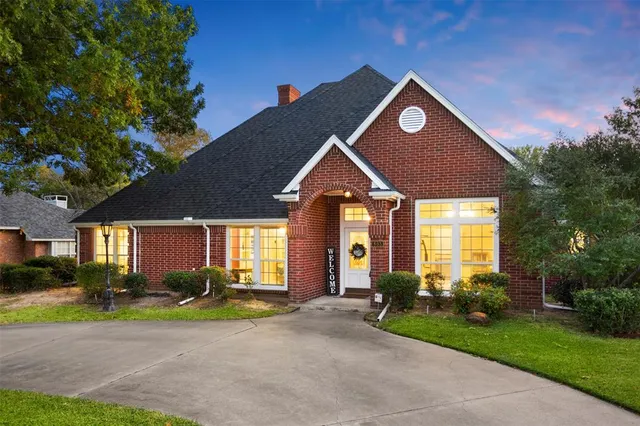 $439,999 | 803 Williamsburg Drive, Ennis, TX 75119