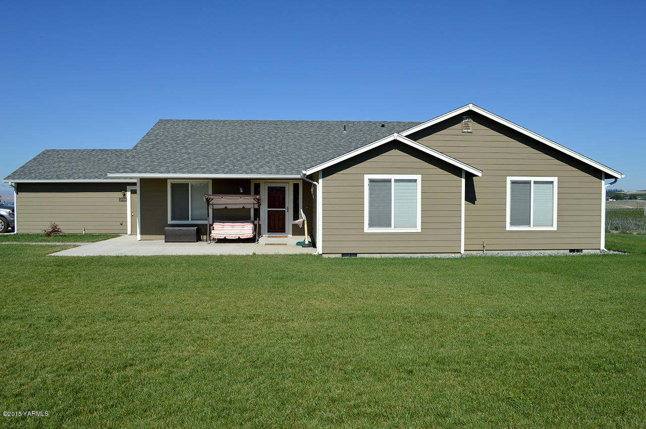328 Cornue Road Zillah, WA 98953 - Photo 2 of 21 a front view of a house with a garden