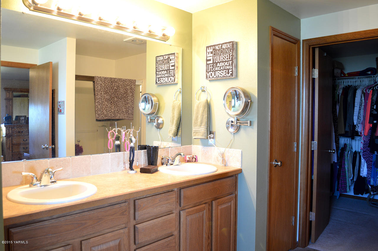 328 Cornue Road Zillah, WA 98953 - Photo 11 of 21 a bathroom with a sink and a mirror