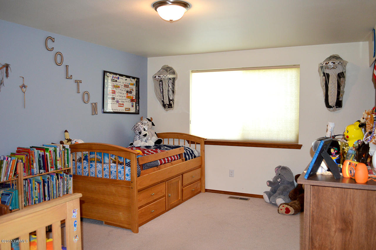 328 Cornue Road Zillah, WA 98953 - Photo 12 of 21 a bedroom with a bed and a window
