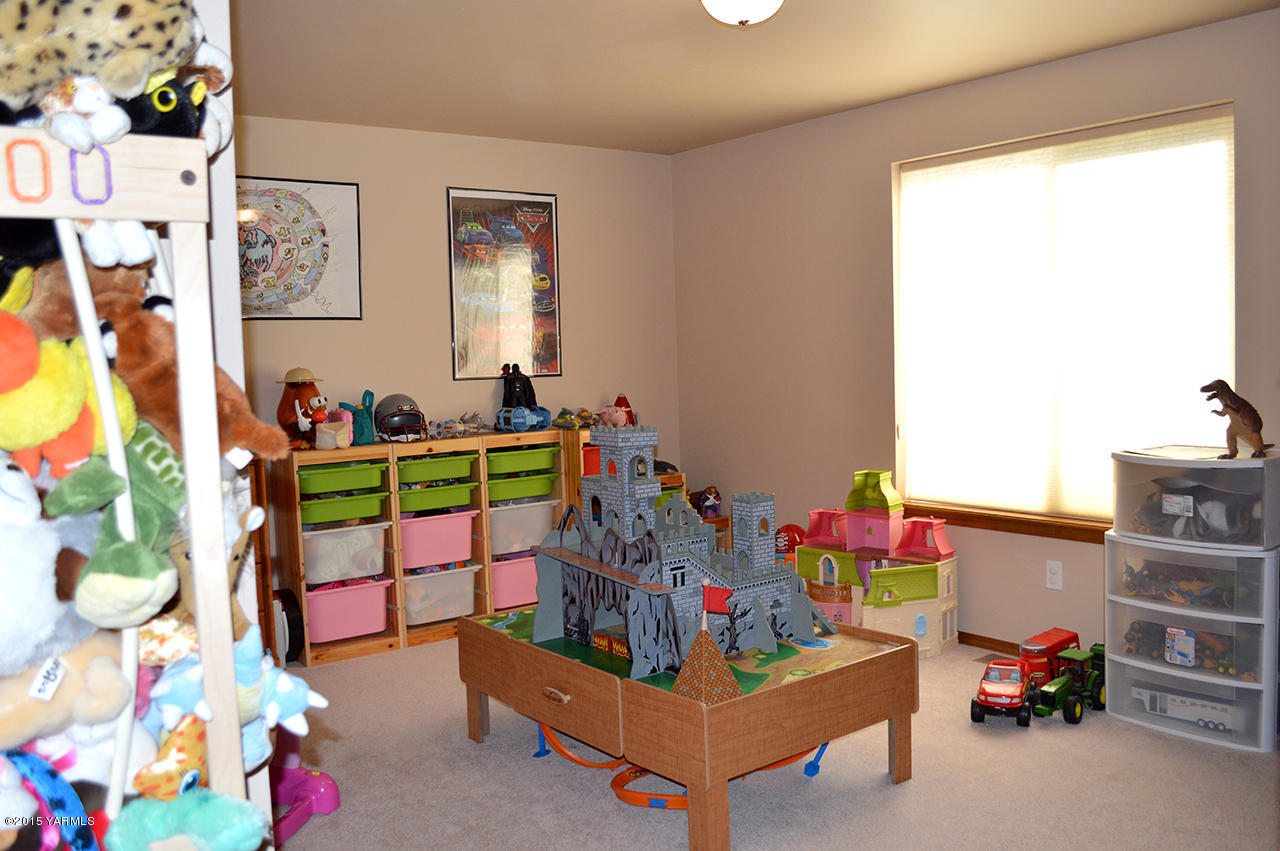 328 Cornue Road Zillah, WA 98953 - Photo 13 of 21 a children room with toys