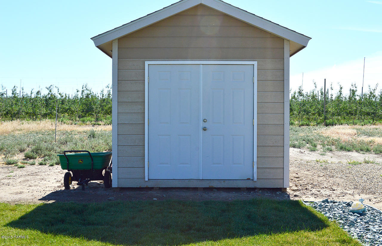 328 Cornue Road Zillah, WA 98953 - Photo 17 of 21 a view of backyard with garden and trees