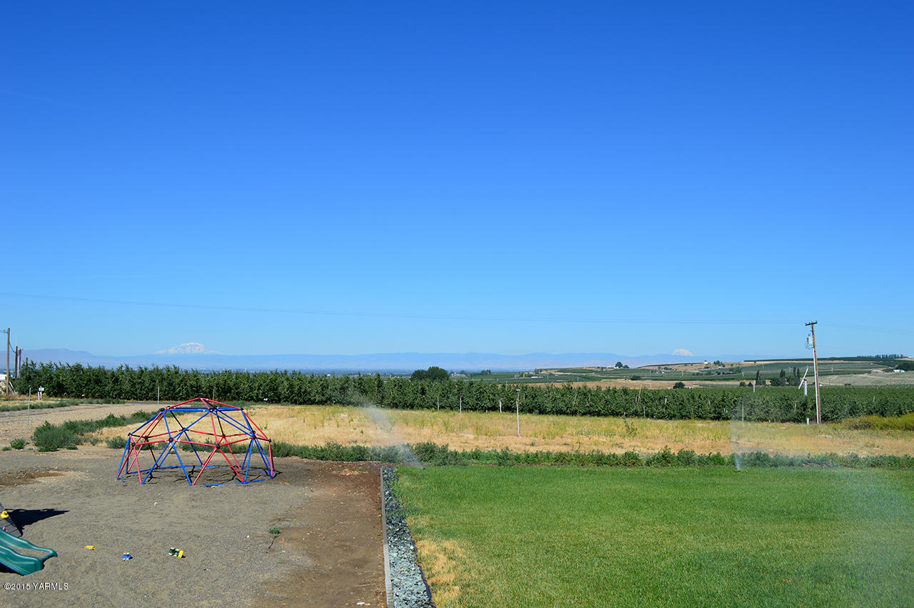 328 Cornue Road Zillah, WA 98953 - Photo 18 of 21 a view of swimming pool and lake view