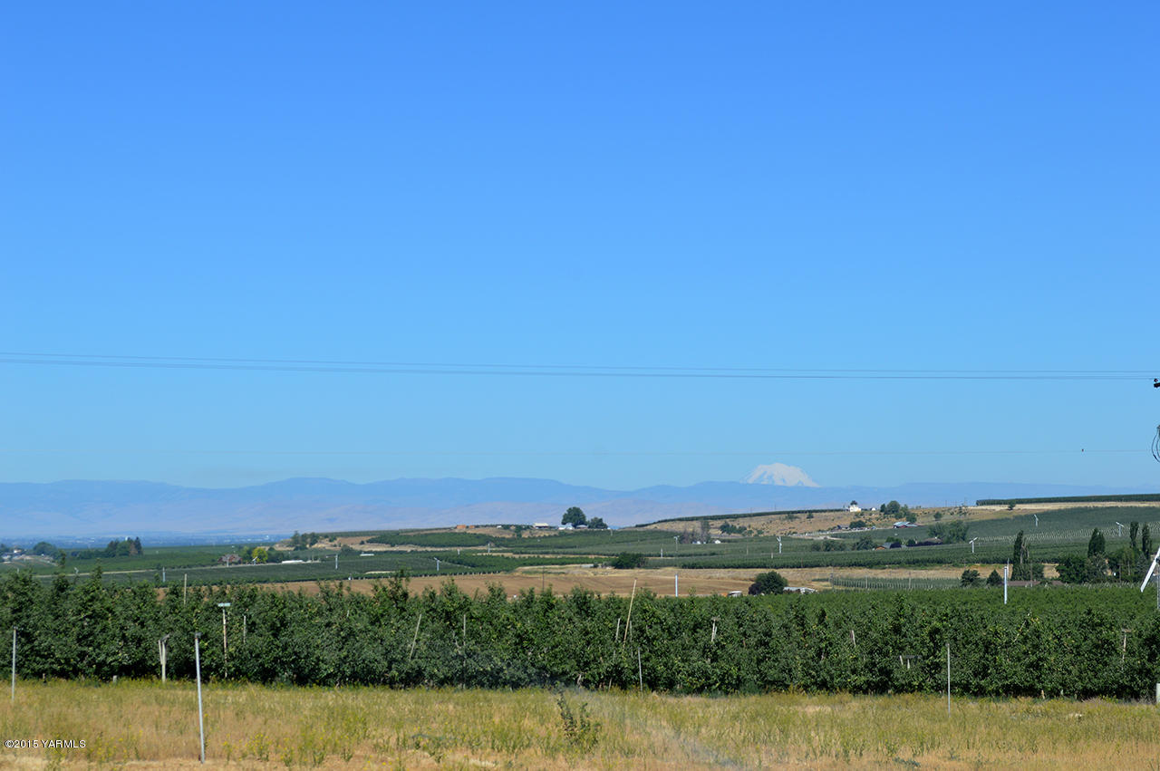 328 Cornue Road Zillah, WA 98953 - Photo 19 of 21 a view of a city with a lake view