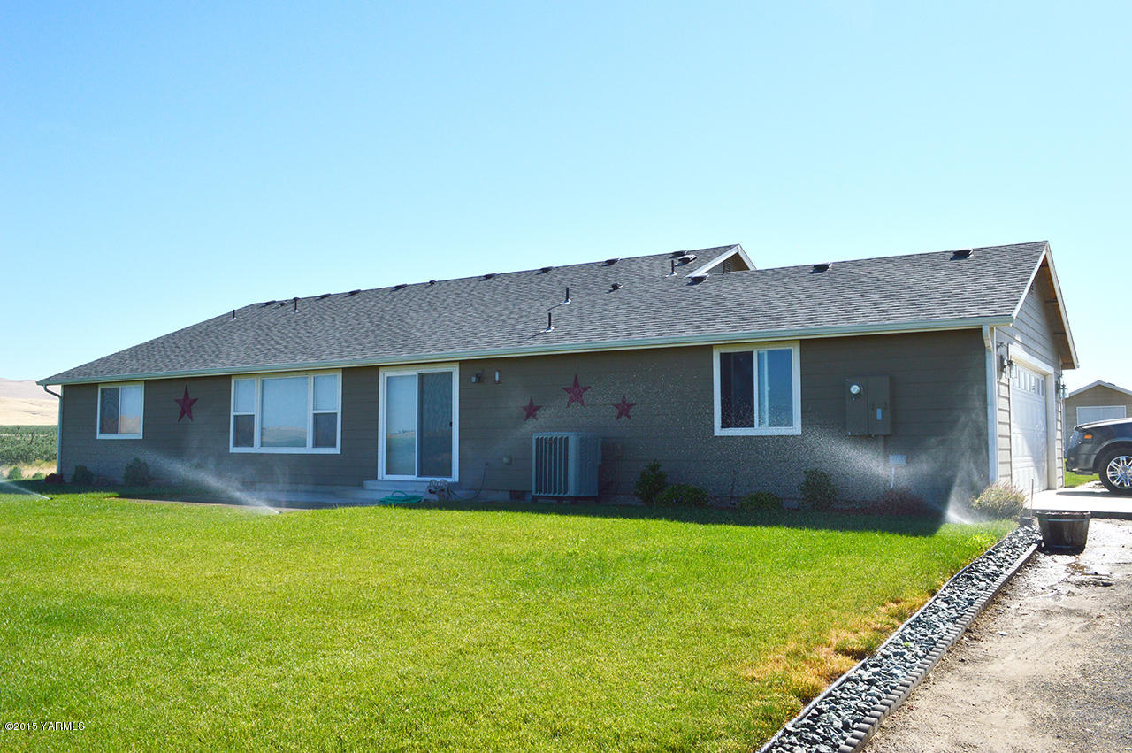 328 Cornue Road Zillah, WA 98953 - Photo 20 of 21 a view of a yard in front of a house