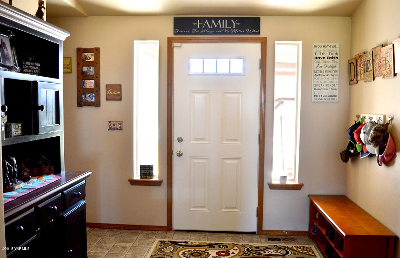 328 Cornue Road Zillah, WA 98953 - Photo 3 of 21 a living room with furniture and a window