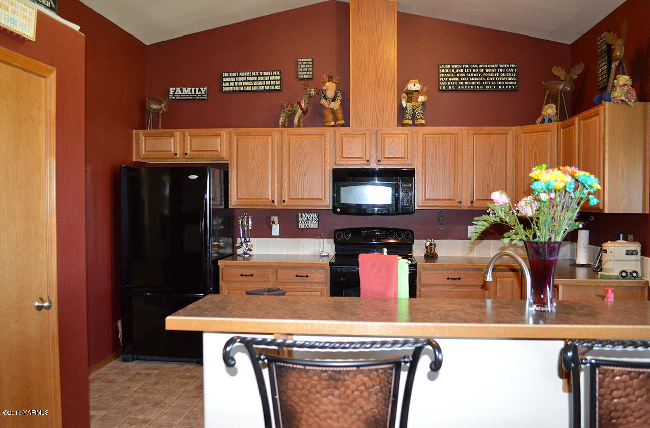 328 Cornue Road Zillah, WA 98953 - Photo 5 of 21 a kitchen view of a fireplace