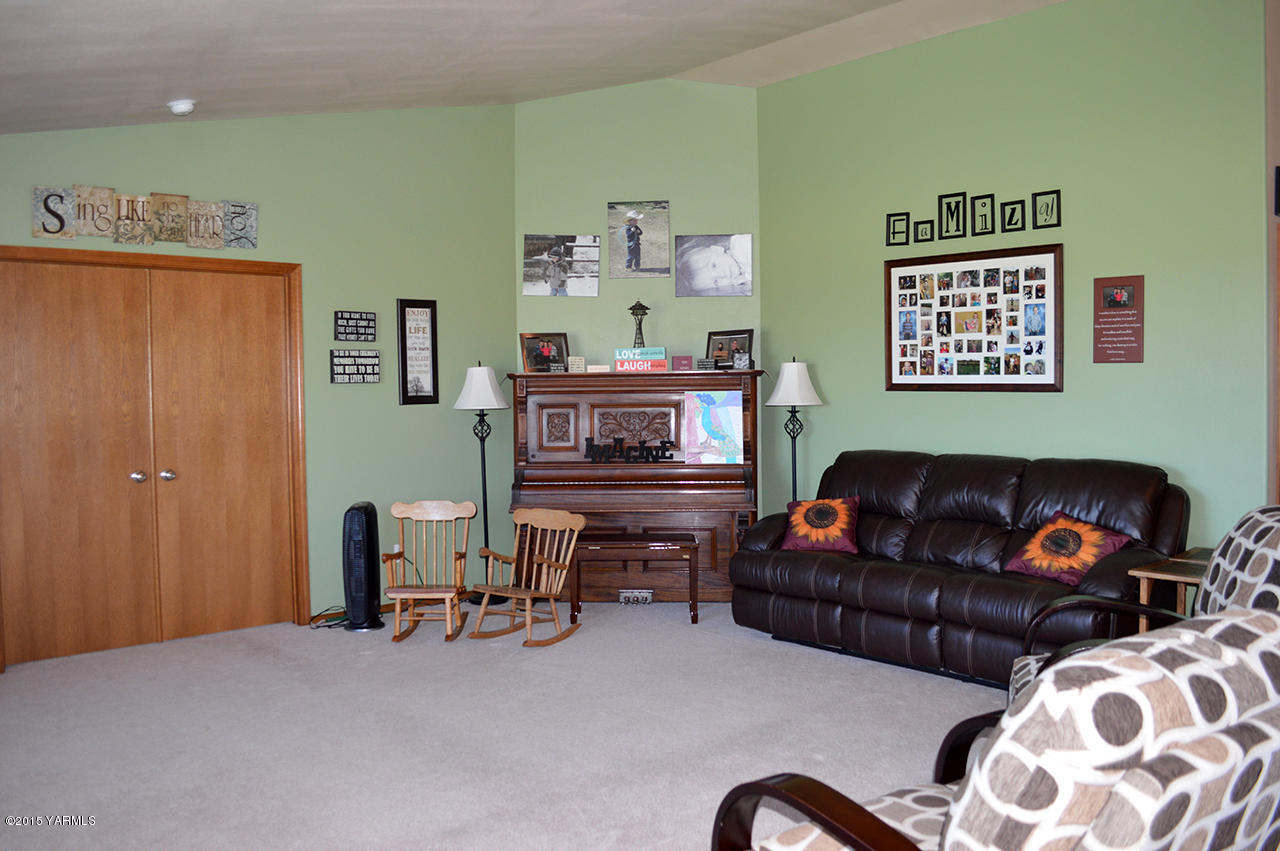 328 Cornue Road Zillah, WA 98953 - Photo 6 of 21 a living room with furniture