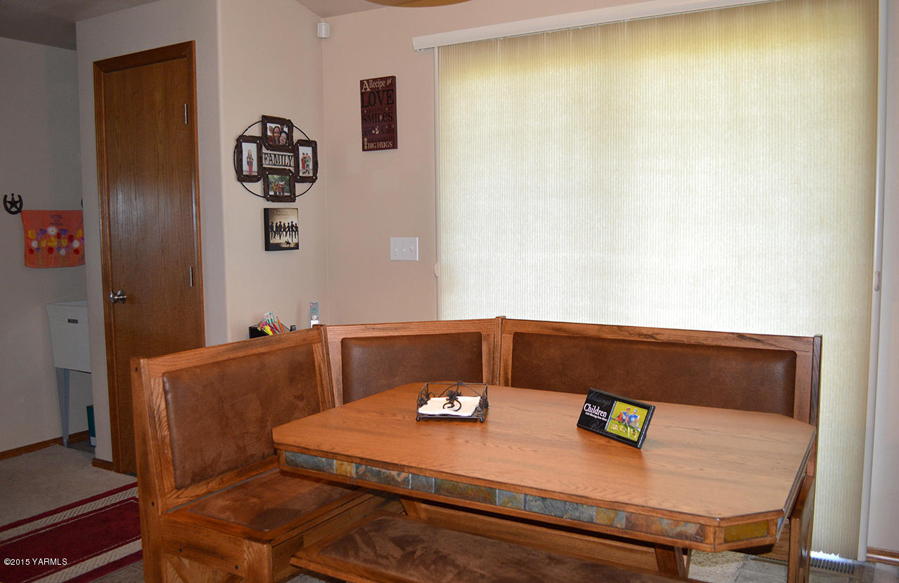 328 Cornue Road Zillah, WA 98953 - Photo 8 of 21 a living room with furniture and rug
