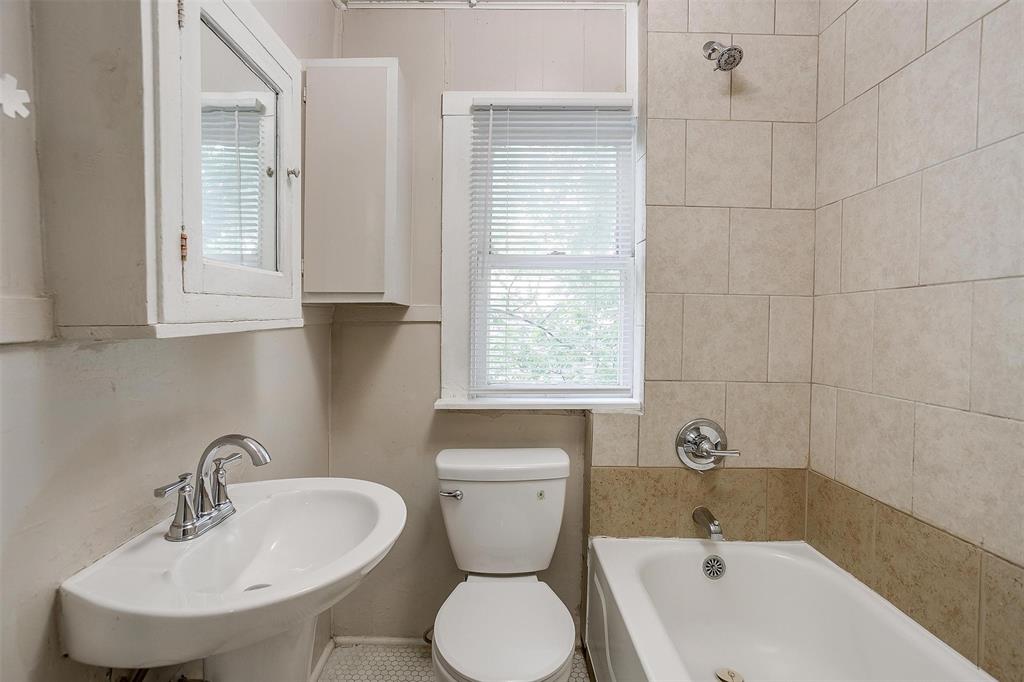 1411 6th Avenue, Unit 2 Fort Worth, TX 76104 - Photo 11 of 21 a bathroom with a sink and a bathtub