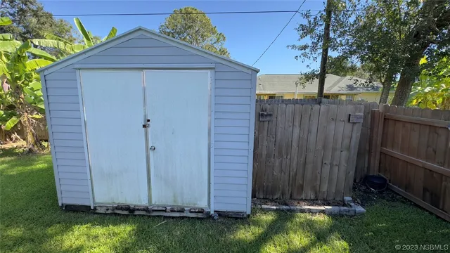 a view of a backyard