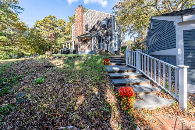a view of a garden with basketball court