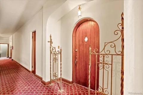 a view of front door with entryway