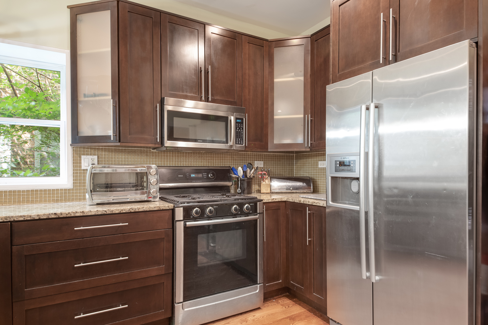 6967 North Sheridan Road, Unit 1 Chicago, IL 60626 - Photo 17 of 21 a kitchen with a refrigerator stove and microwave