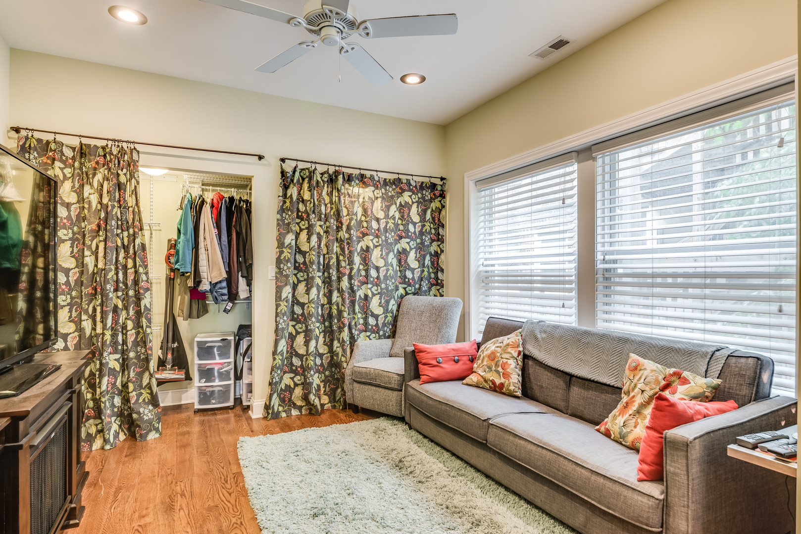 6967 North Sheridan Road, Unit 1 Chicago, IL 60626 - Photo 20 of 21 a living room with furniture and a flat screen tv