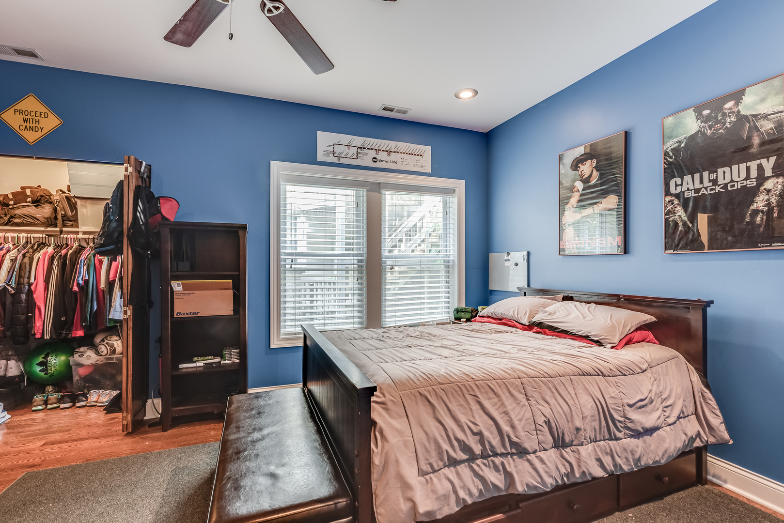 6967 North Sheridan Road, Unit 1 Chicago, IL 60626 - Photo 7 of 21 a bedroom with a bed and a window