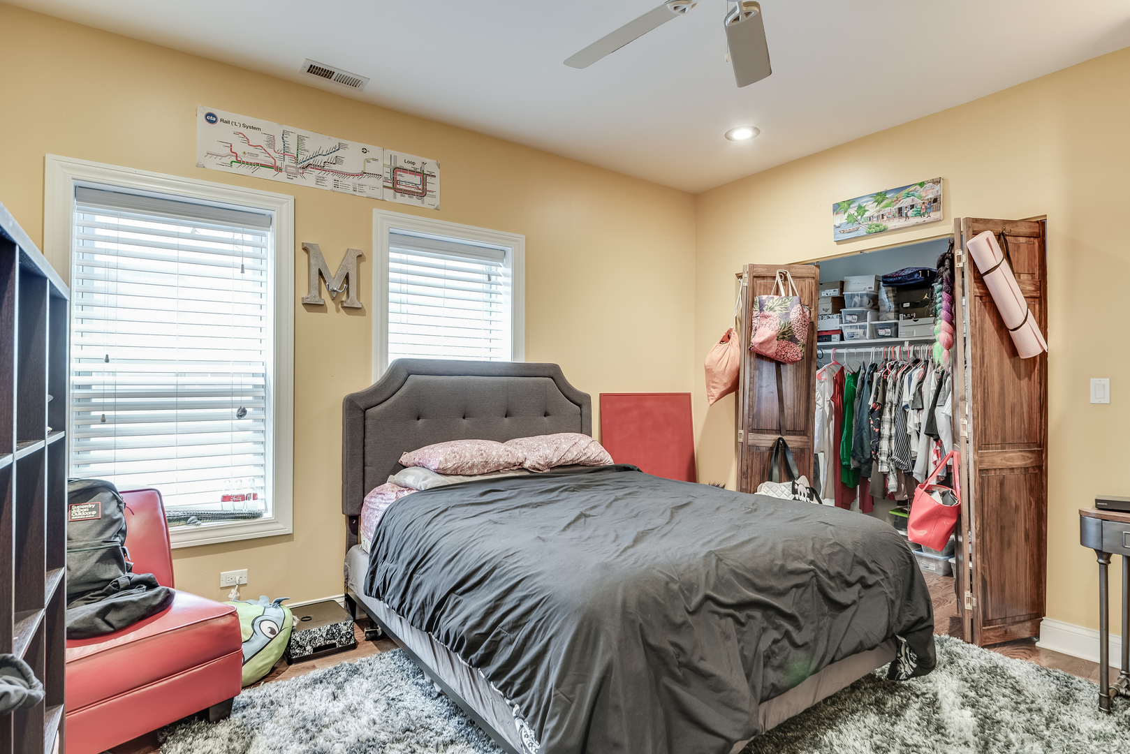 6967 North Sheridan Road, Unit 1 Chicago, IL 60626 - Photo 8 of 21 a bedroom with a bed and a window