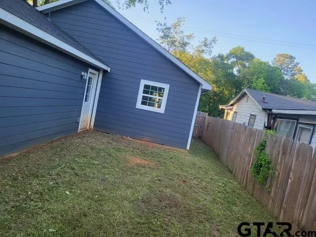 a view of a backyard