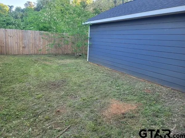 a view of a backyard