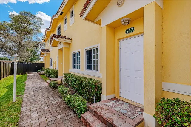 $3,000 | 205 Northeast 4th Court, Unit 211, Hallandale Beach, FL 33009