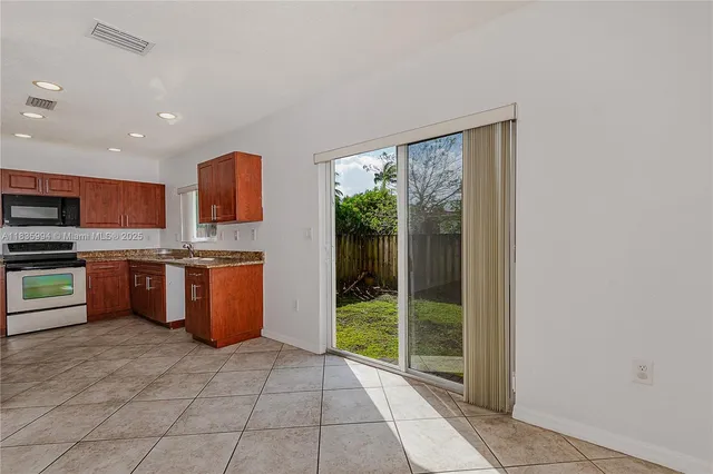 $3,000 | 205 Northeast 4th Court, Unit 211, Hallandale Beach, FL 33009