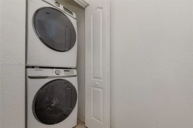 a close up view of a washer and dryer