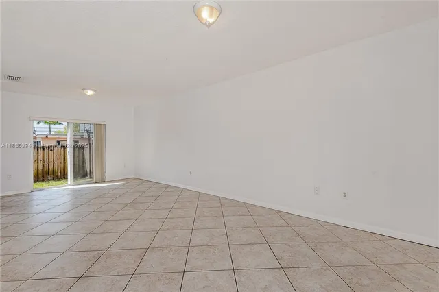 $3,000 | 205 Northeast 4th Court, Unit 211, Hallandale Beach, FL 33009