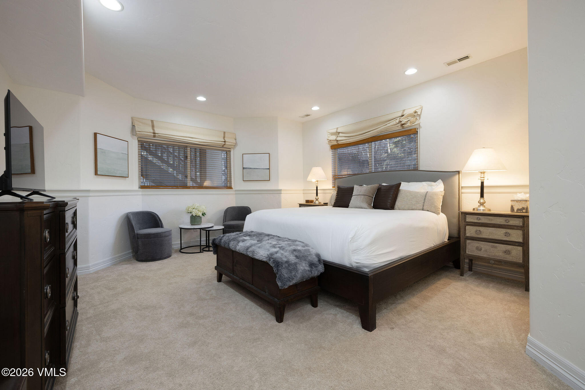 99 Castle Peak Close, Unit B Edwards, CO 81632 - Photo 19 of 35 a spacious bedroom with a bed and a couch