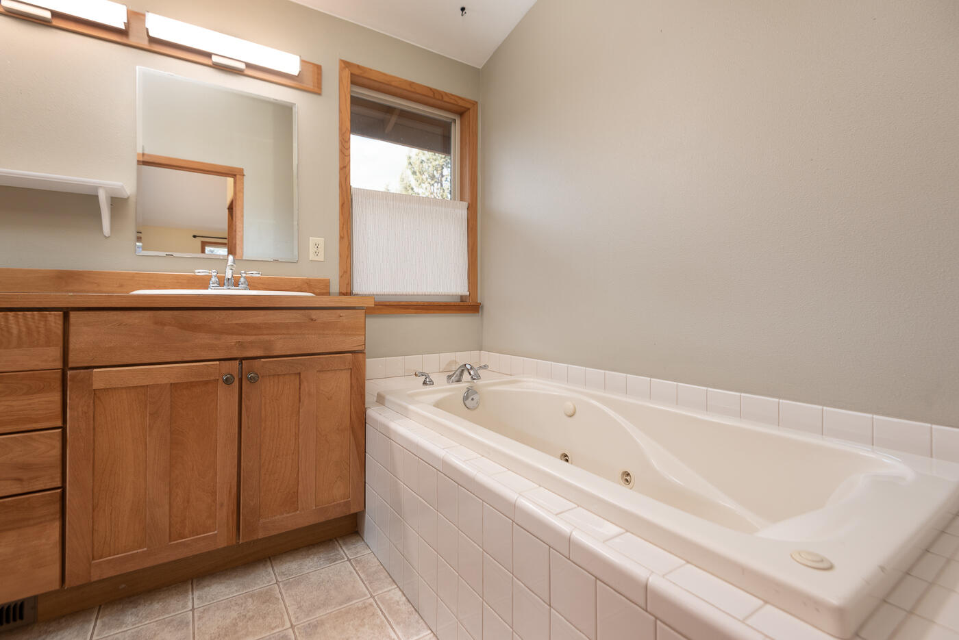 21037 Southwest Gift Road Bend, OR 97703 - Photo 23 of 39 Primary bath with jetted tub