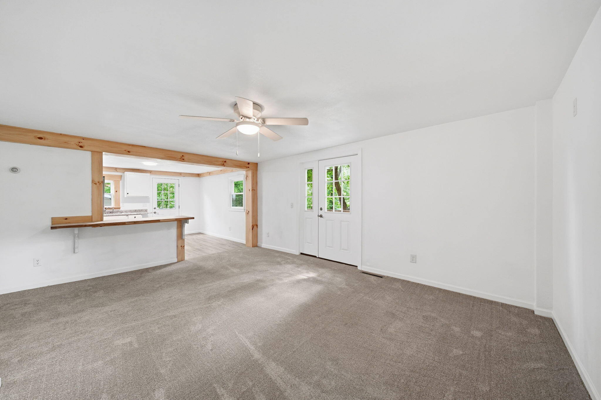 10500 Moscow Road Jonesville, MI 49250 - Photo 22 of 57 Living Room