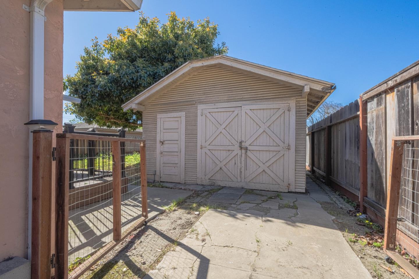40 Oak Street Salinas, CA 93901 - Photo 27 of 28 a view of a garage