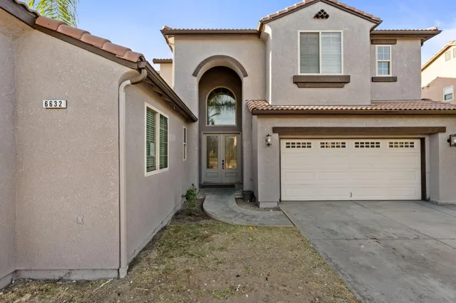 a view of entrance and front door