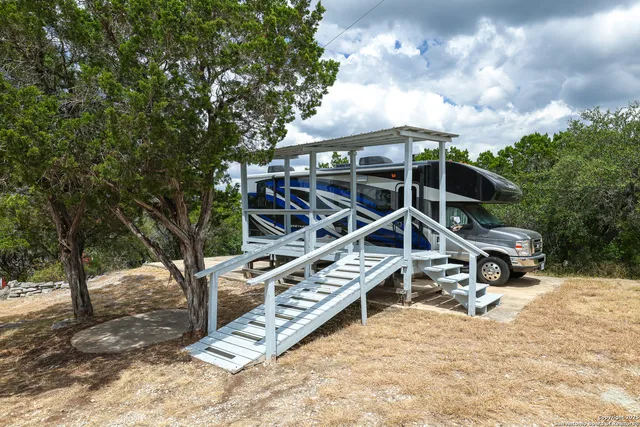 a view of a house with backyard