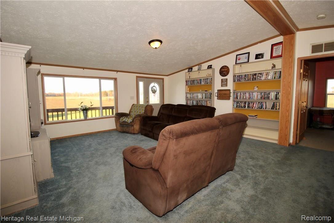 10550 East Prior Road Gaines, MI 48436 - Photo 3 of 28 Family Room 1