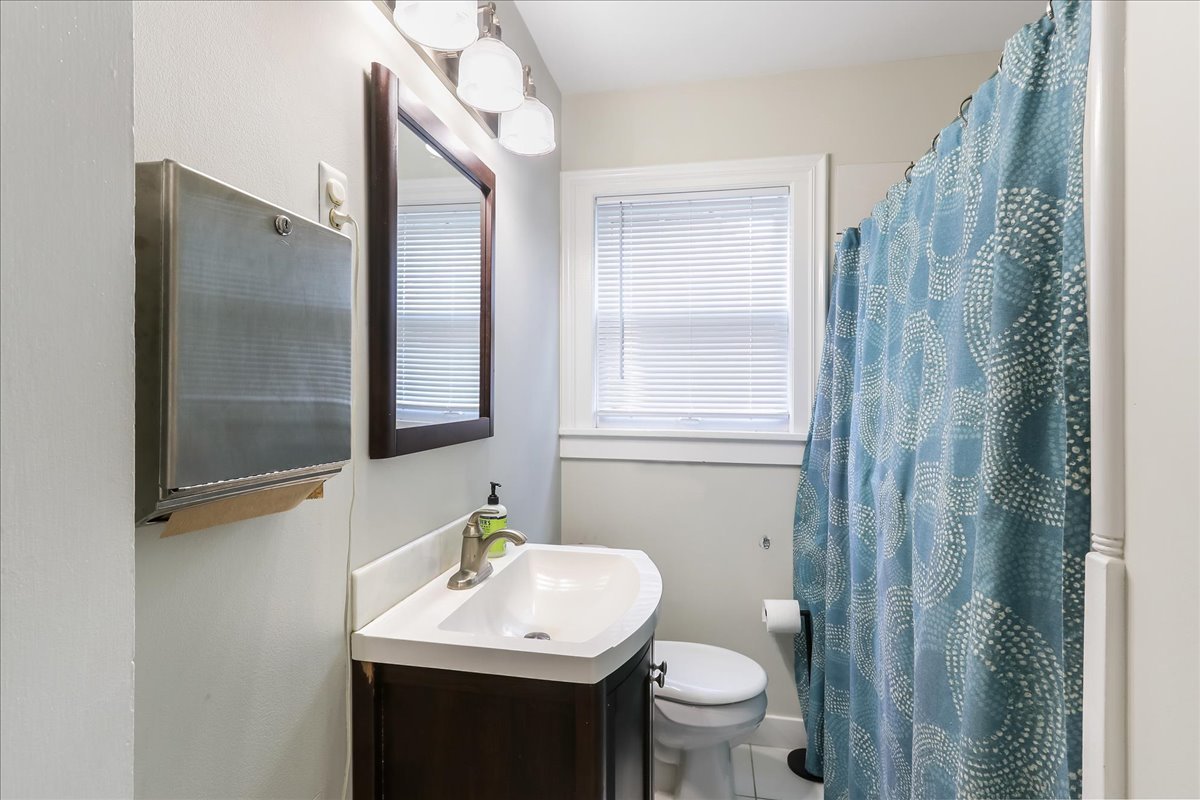 124 Harrison Street Barrington, IL 60010 - Photo 15 of 33 a bathroom with a sink toilet and shower