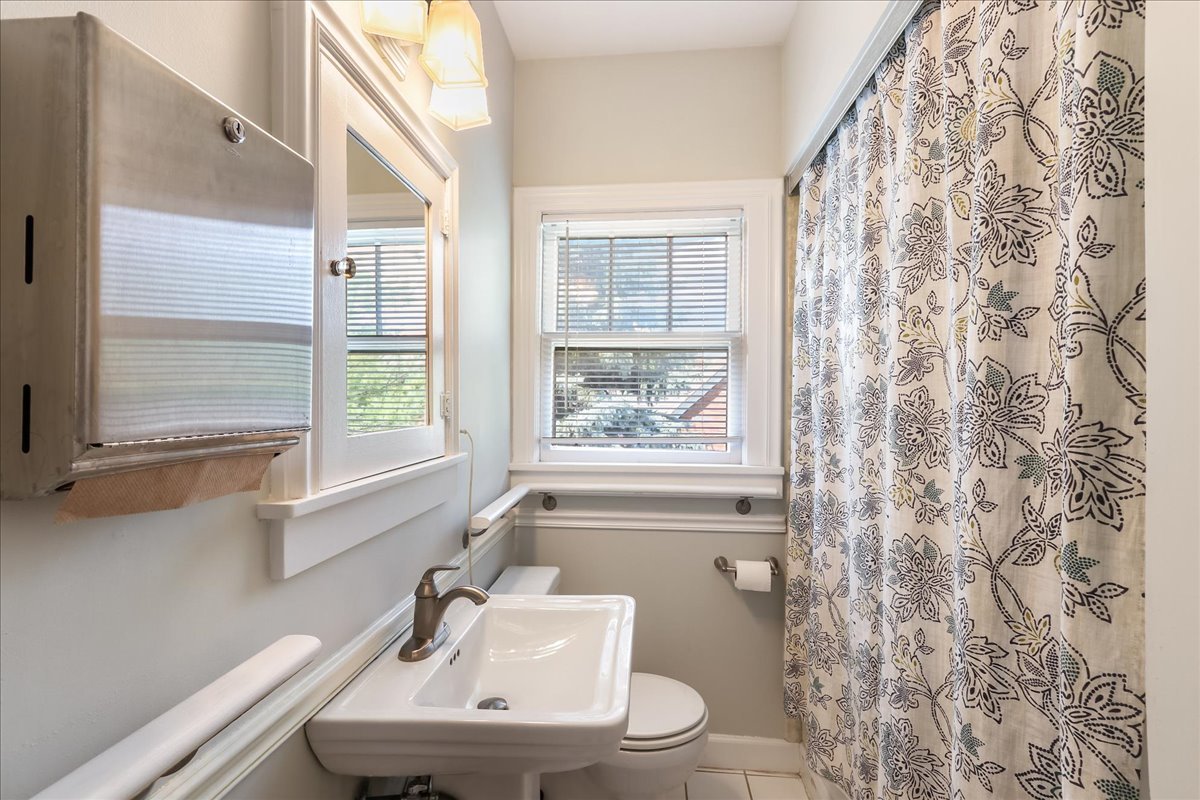 124 Harrison Street Barrington, IL 60010 - Photo 20 of 33 a bathroom with a toilet a sink and a bathtub