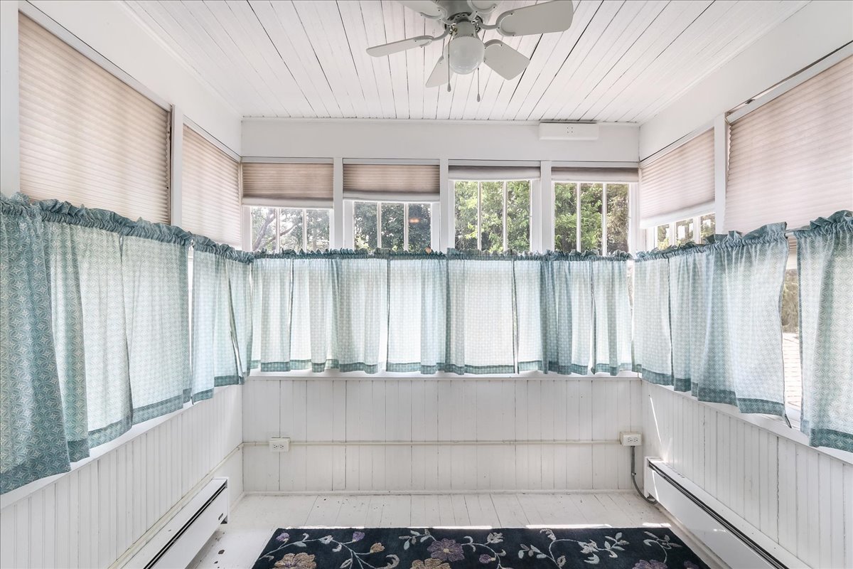 124 Harrison Street Barrington, IL 60010 - Photo 23 of 33 a bathroom with a bathtub and shower