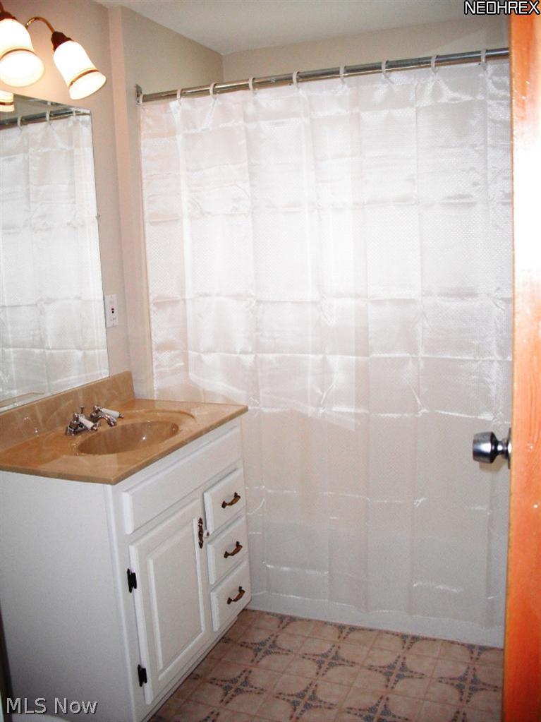 6610 Chestnut Road Independence, OH 44131 - Photo 12 of 19 Second floor also features full bath with shower surround and vanity with solid surface top.