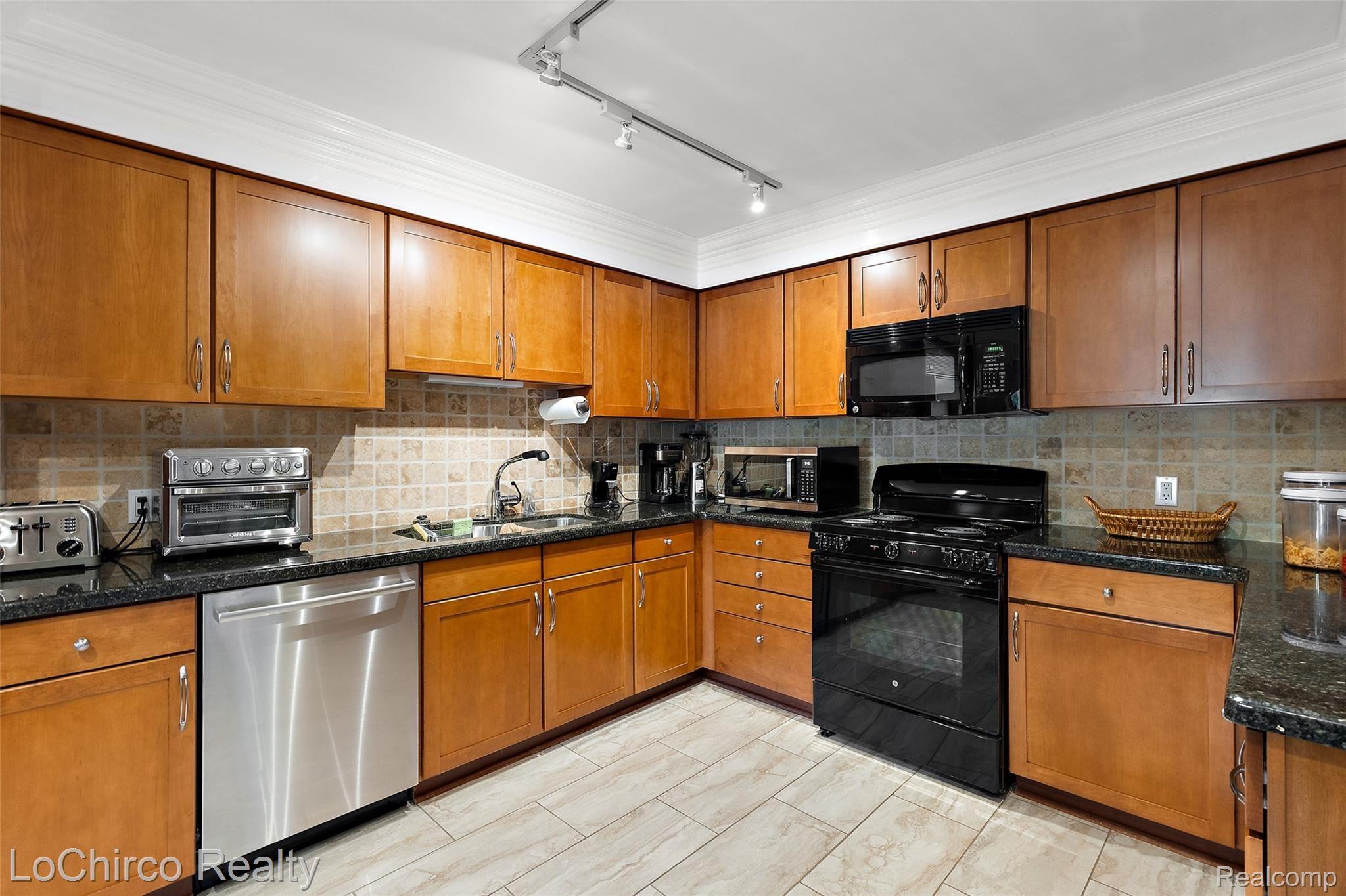 609 Cheshire Court Rochester, MI 48307 - Photo 15 of 32 609 Cheshire Ct-17.jpg