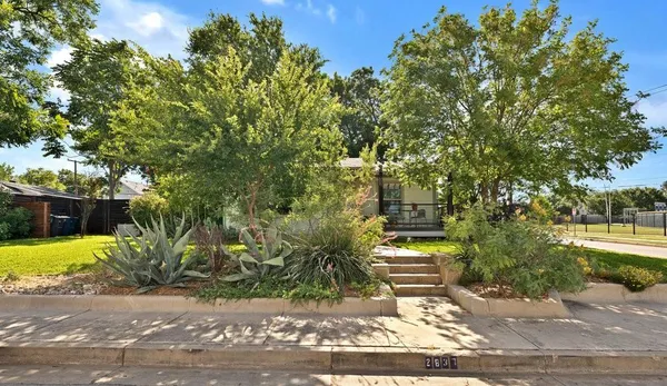 $405,000 | 2837 Townsend Drive, Fort Worth, TX 76110