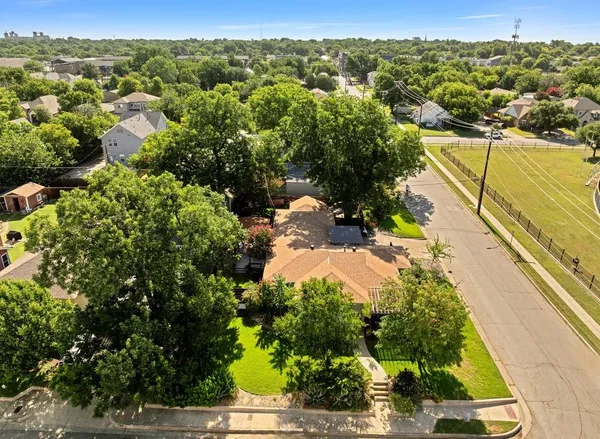 $405,000 | 2837 Townsend Drive, Fort Worth, TX 76110