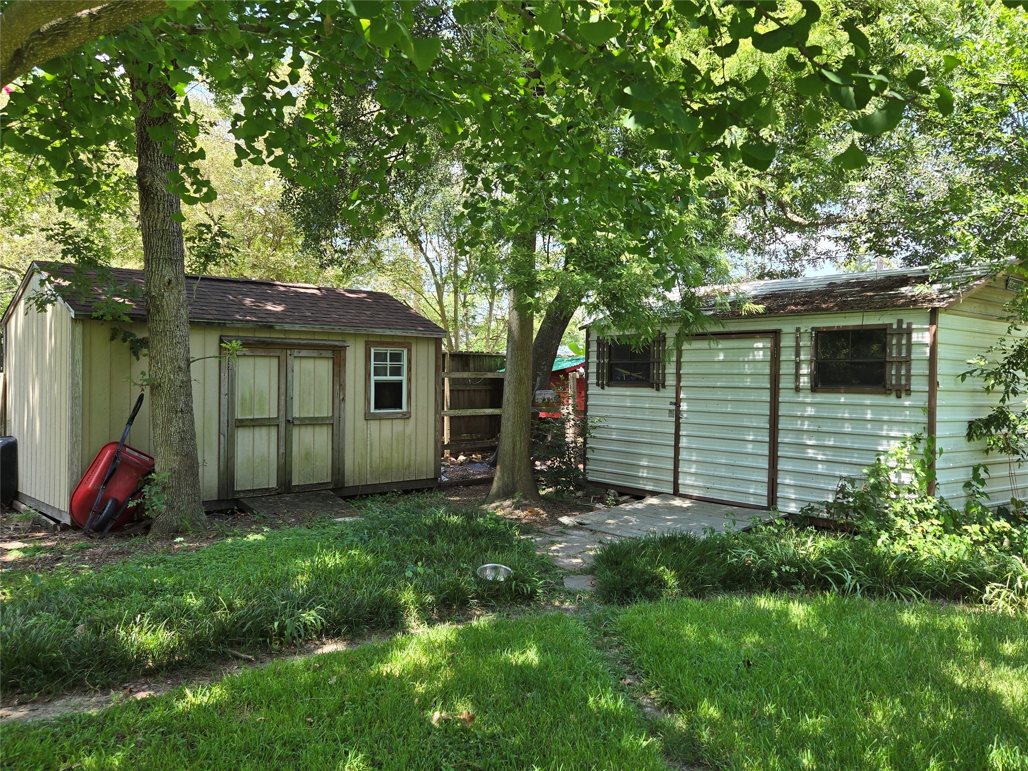 9818 Shadow Wood Drive Houston, TX 77080 - Photo 26 of 36 a view of backyard with a garden and entertaining space