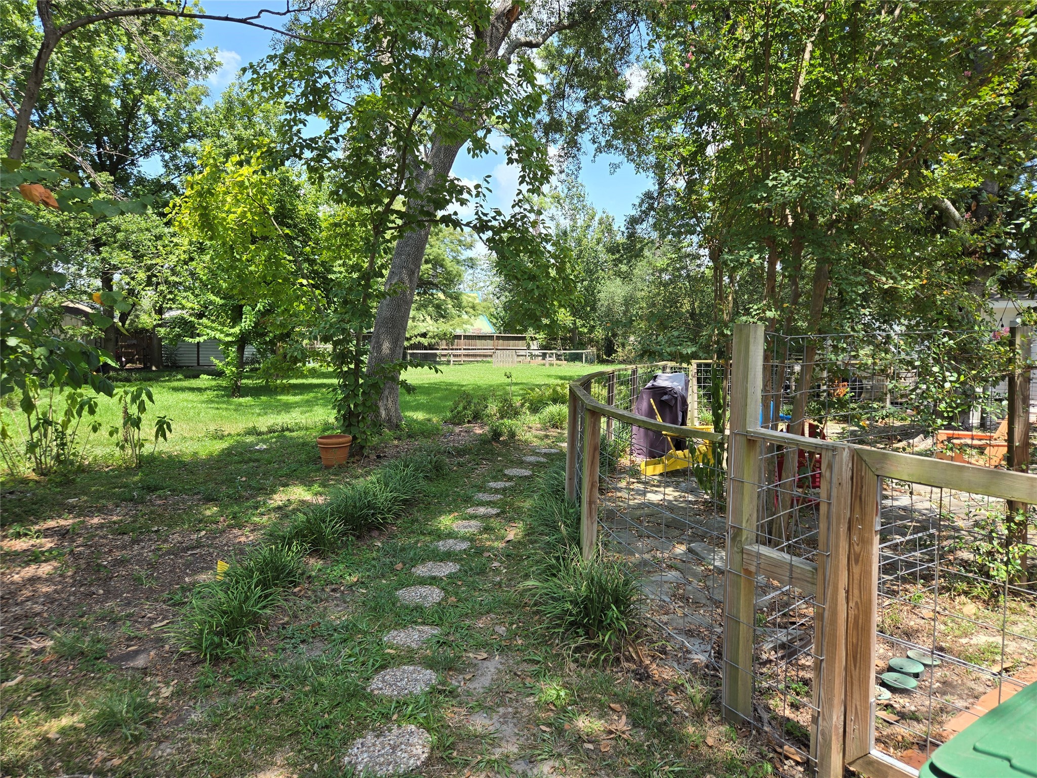 9818 Shadow Wood Drive Houston, TX 77080 - Photo 30 of 36 a view of yard
