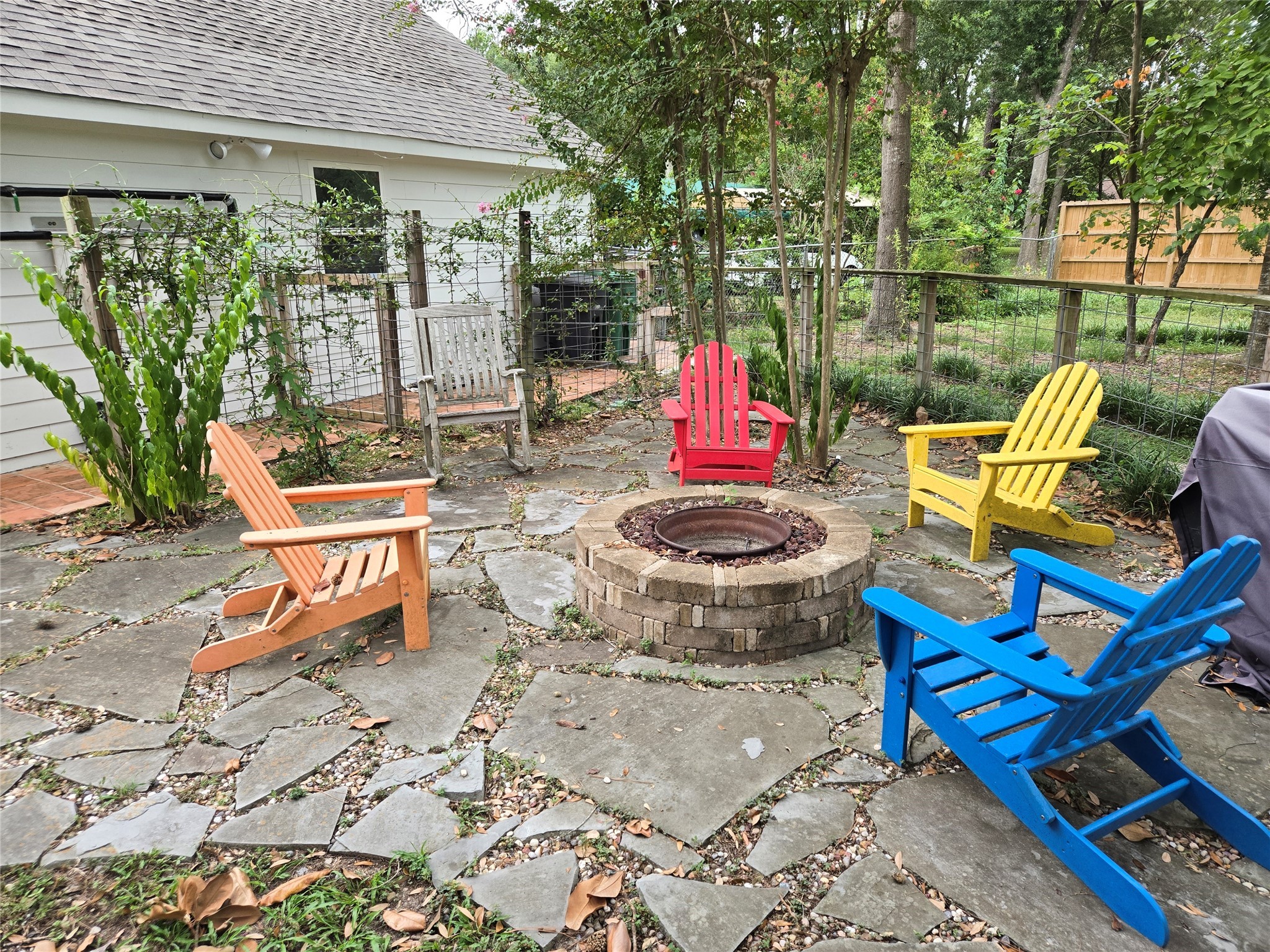 9818 Shadow Wood Drive Houston, TX 77080 - Photo 31 of 36 a view of a chairs and table in patio