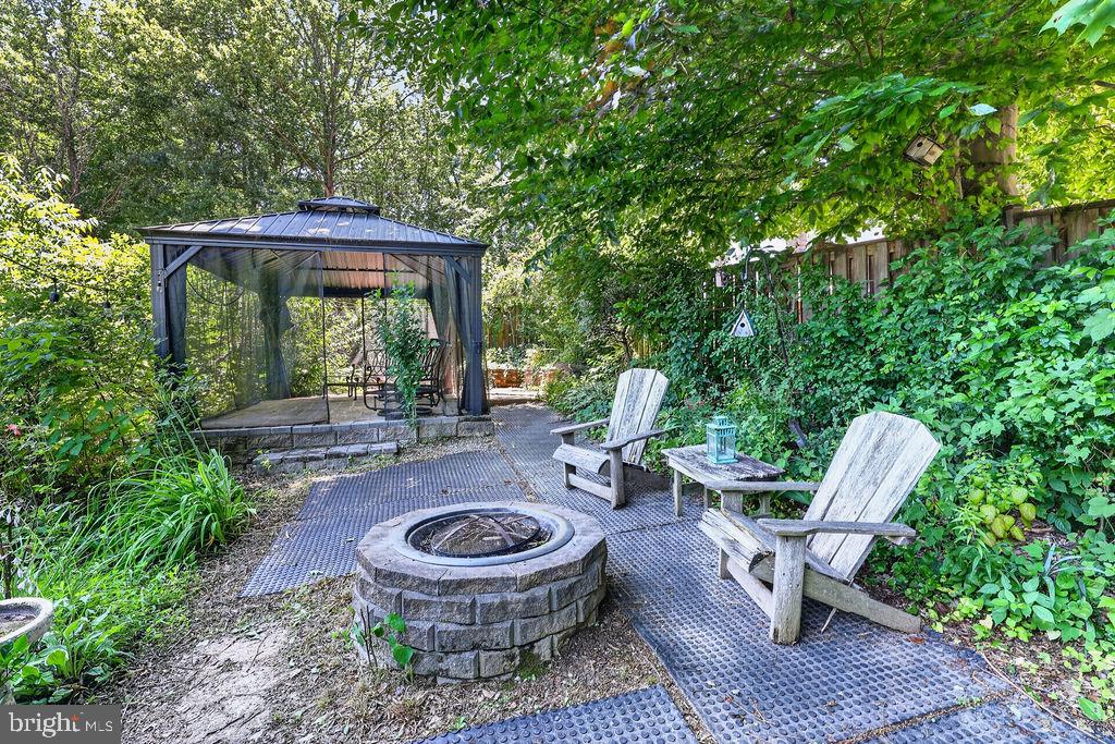 8471 Great Lake Lane Springfield, VA 22153 - Photo 7 of 65 a view of back yard of a house