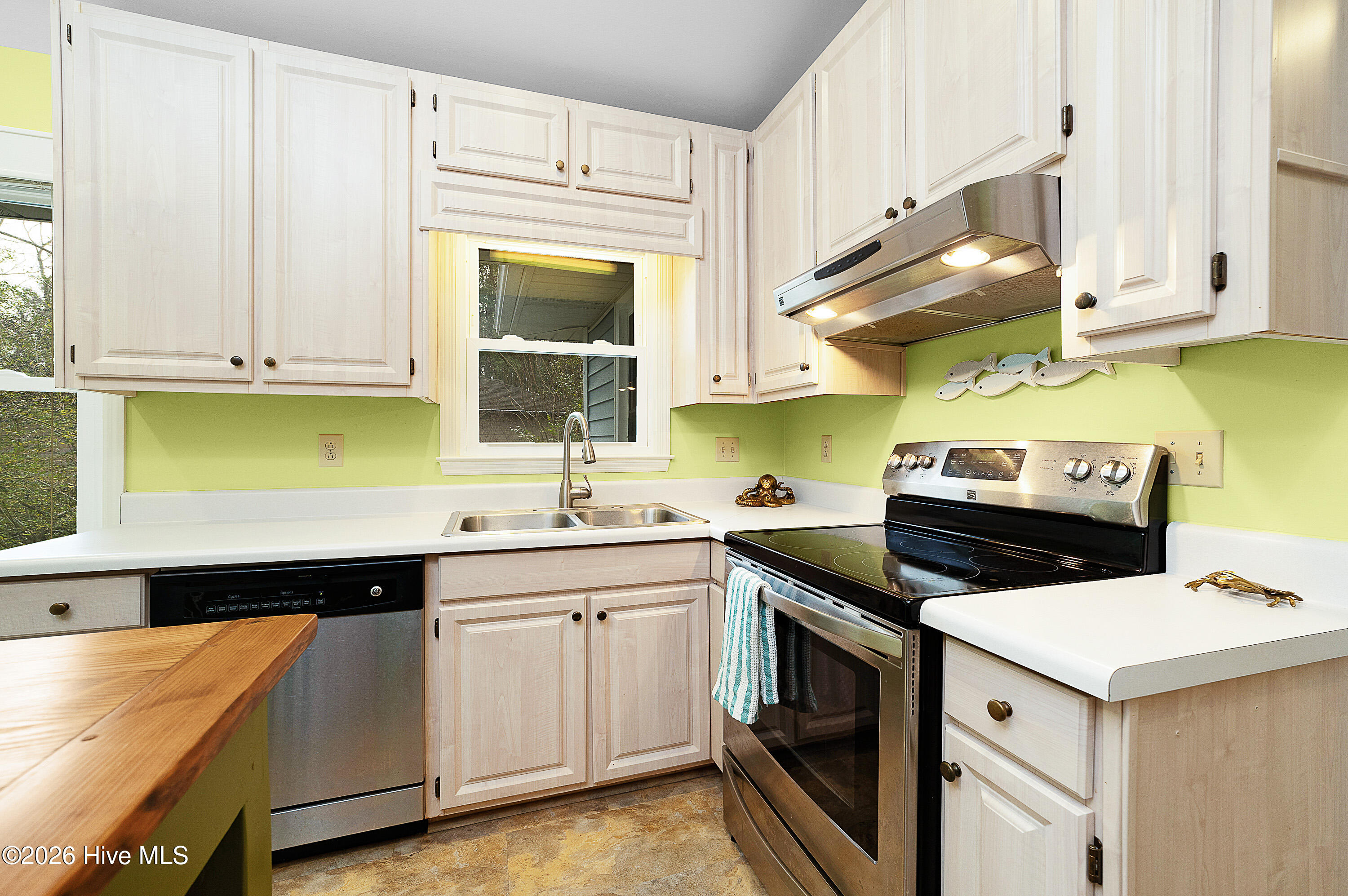 104 Outrigger Road New Bern, NC 28562 - Photo 8 of 41 Kitchen