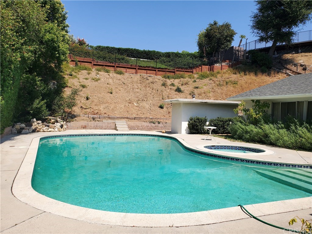 16657 Oldham Street Encino, CA 91436 - Photo 5 of 6 The hillside behind the house is NOT owned by this property. It is owned by the property above and behind the property.